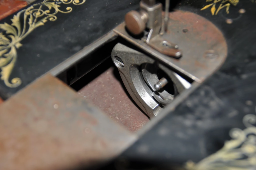 bobbin operated, electrical Singer sewing machine, 1923