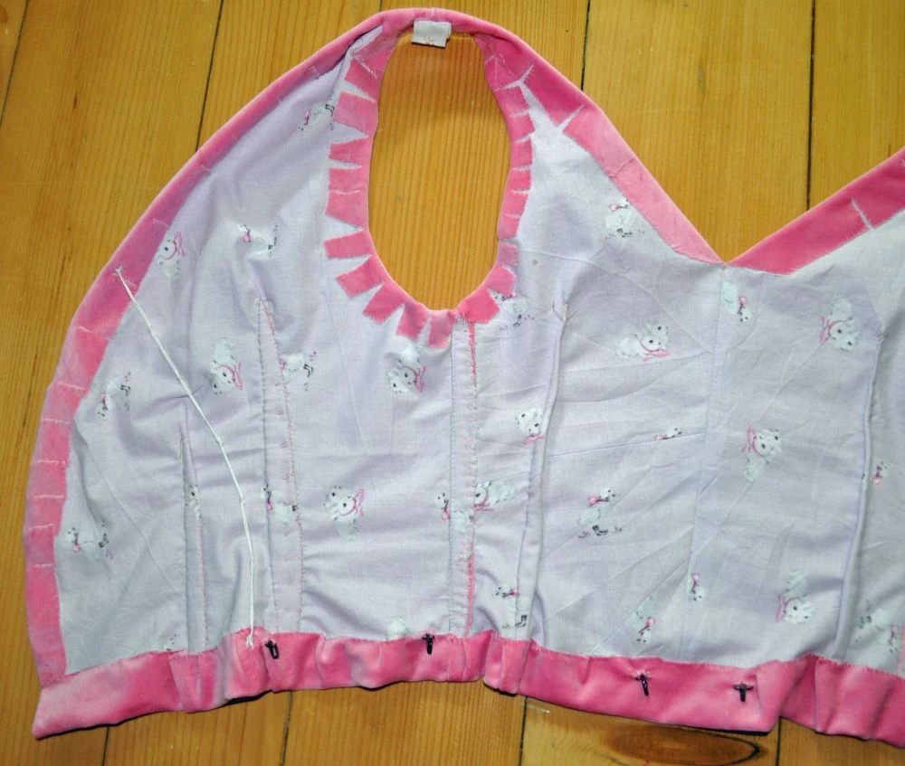 Inside the bodice, the white thread forms the loops to close with hooks
