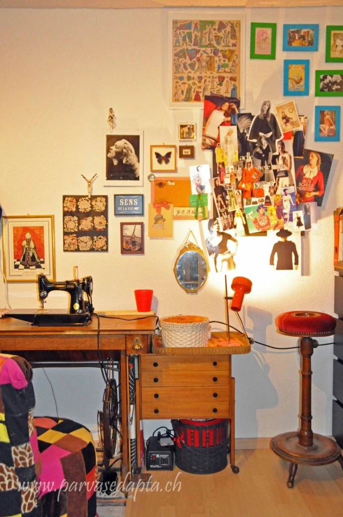the chest of drawers contains UFOs, things to be repaired and the like. The old prints and textile pictures I put on this wall on purpose, because it is protected from direct sunlight.