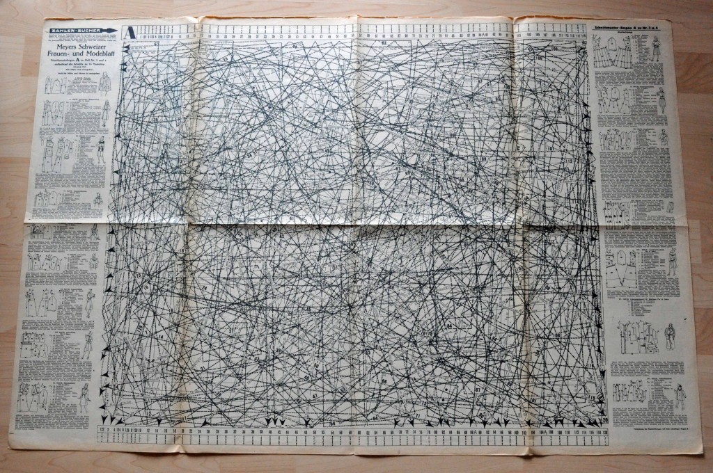 Because especially American readers are used to single pattern sheets, this is what an european 40ies pattern sheet looks like. Somewhere in there the pattern I used is hidden.