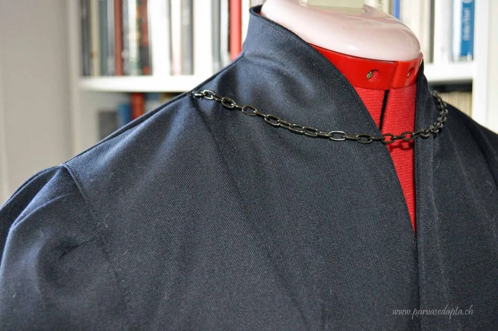 my shoulders are formed differently than my dress form's ones, that's why they wrinkle