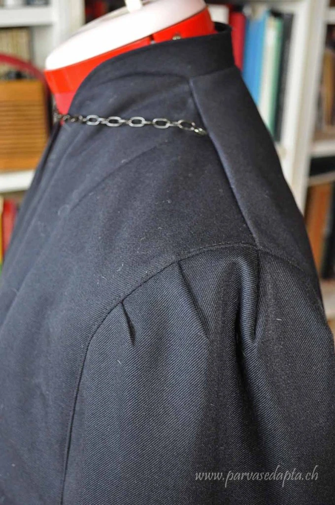 side part darts and chain-closure