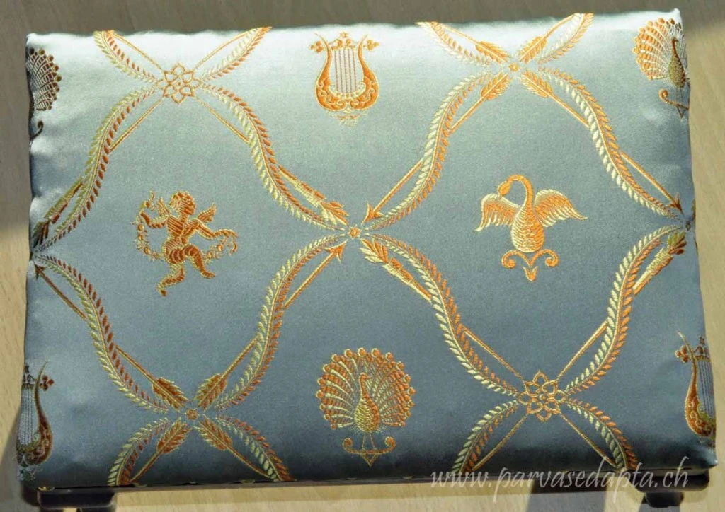 Ta-Da! Baby-blue silk deliciousness with kitschy animal-putto-cuteness